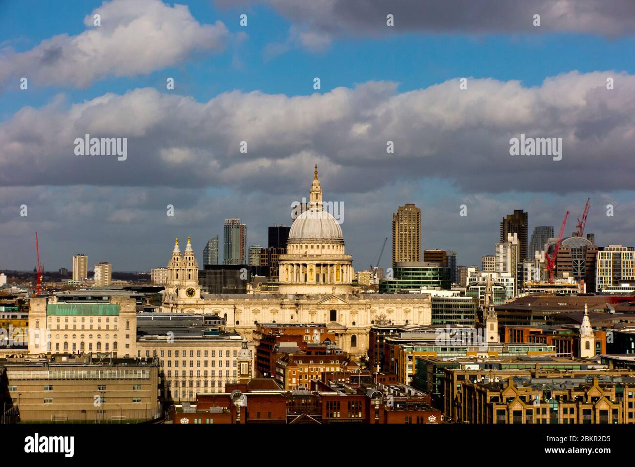 Vue sur la cathédrale St Paul dans la ville de Londres Angleterre Royaume-Uni conçu par Sir Christopher Wren à la fin du XVIIe siècle dans le style baroque anglais. Banque D'Images
