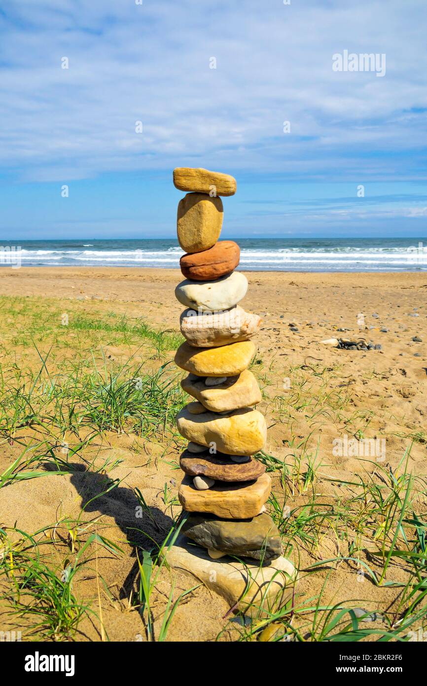 Pile de pierres soigneusement équilibrées sur une plage du North Yorkshire Banque D'Images