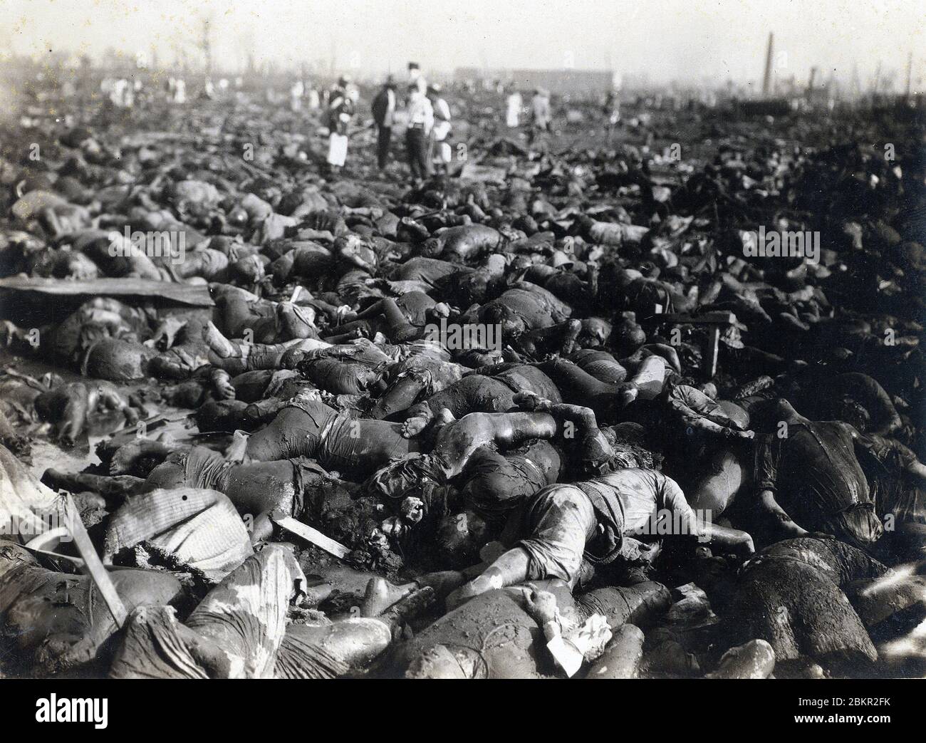 [ Japon des années 1920 - victimes du grand tremblement de terre de Kanto ] — a accumulé les victimes du grand tremblement de terre de Kanto (Kanto Daishinsai) du 1er septembre 1923 au dépôt de vêtements de l'armée Honjo (陸軍本所被服廠, Rikugun Honjo Hifukusho) à Tokyo. Une tempête a englouti l'ancien dépôt et a piégé les 38,000 personnes qui avaient cherché refuge ici. Avec presque aucun survivant, c'était la plus grande perte de vie du tremblement de terre. imprimé gélatine argent du xxe siècle. Banque D'Images