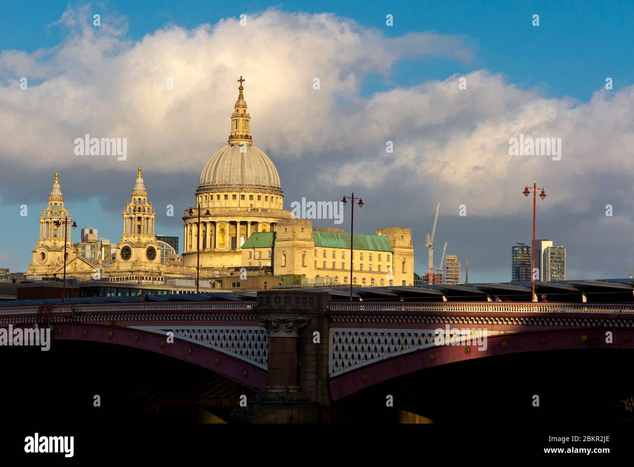 Vue sur la cathédrale St Paul dans la ville de Londres Angleterre Royaume-Uni conçu par Sir Christopher Wren à la fin du XVIIe siècle dans le style baroque anglais. Banque D'Images