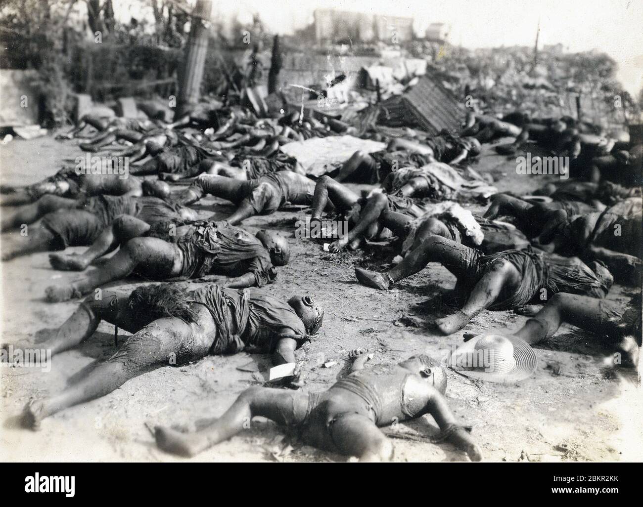 [ Japon des années 1920 - victimes du grand tremblement de terre de Kanto ] — a accumulé les victimes du grand tremblement de terre de Kanto (Kanto Daishinsai) du 1er septembre 1923 au dépôt de vêtements de l'armée Honjo (陸軍本所被服廠, Rikugun Honjo Hifukusho) à Tokyo. Une tempête a englouti l'ancien dépôt et a piégé les 38,000 personnes qui avaient cherché refuge ici. Avec presque aucun survivant, c'était la plus grande perte de vie du tremblement de terre. imprimé gélatine argent du xxe siècle. Banque D'Images