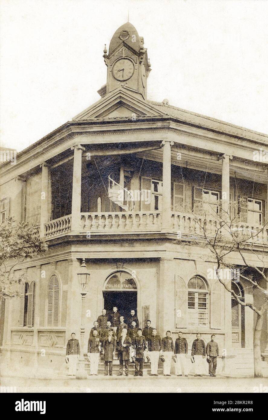 [ 1880 Japon - Bureau de police japonais, Kobe ] — le bureau de police de la colonie étrangère de Kobe, préfecture de Hyogo. Photographié par S. Ishida. photographie d'albumine vintage du xixe siècle. Banque D'Images