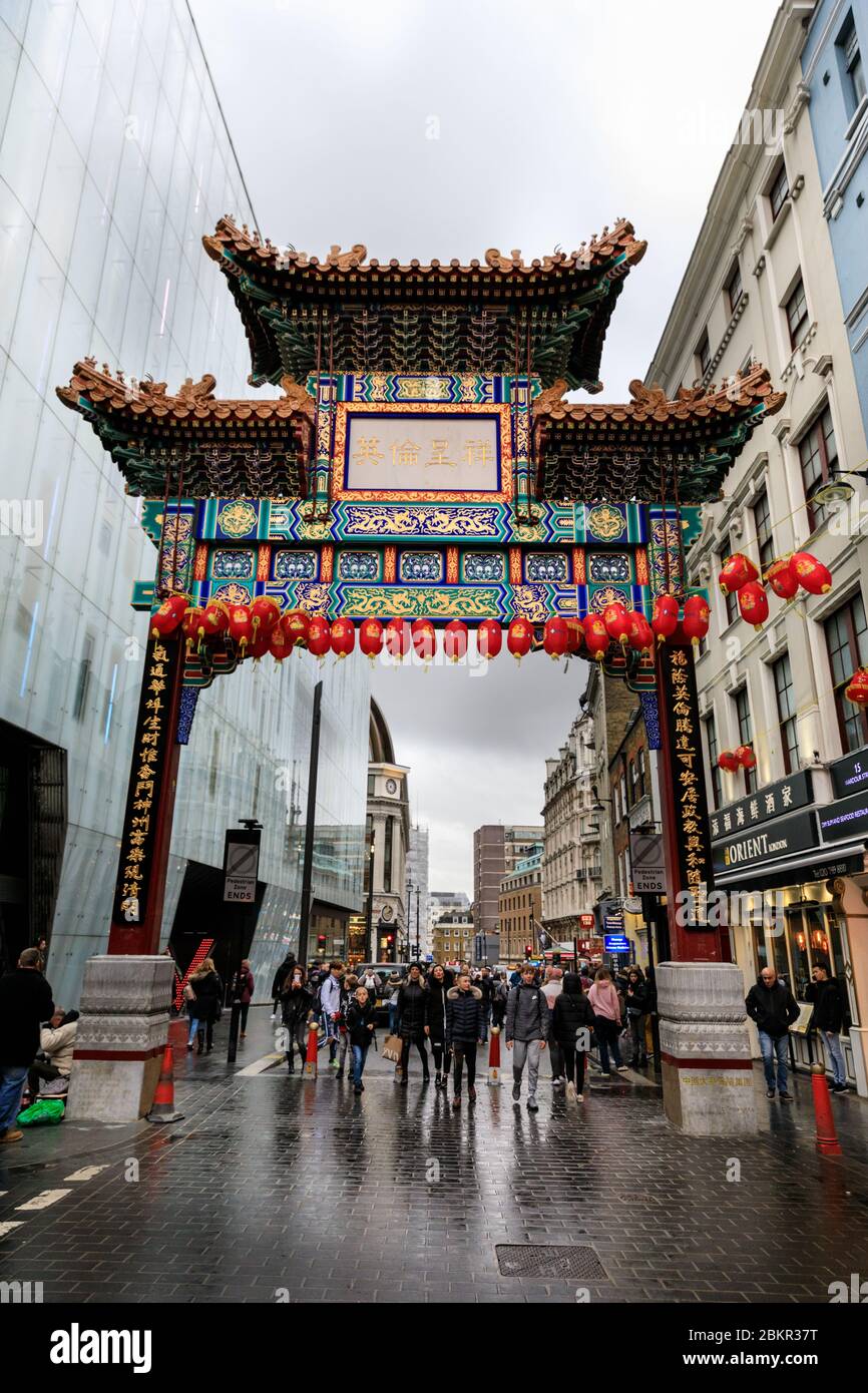 Chinatown Gate, porte décorée avec des motifs traditionnels de la dynastie Qing à Wardour Street, Londres, Royaume-Uni Banque D'Images