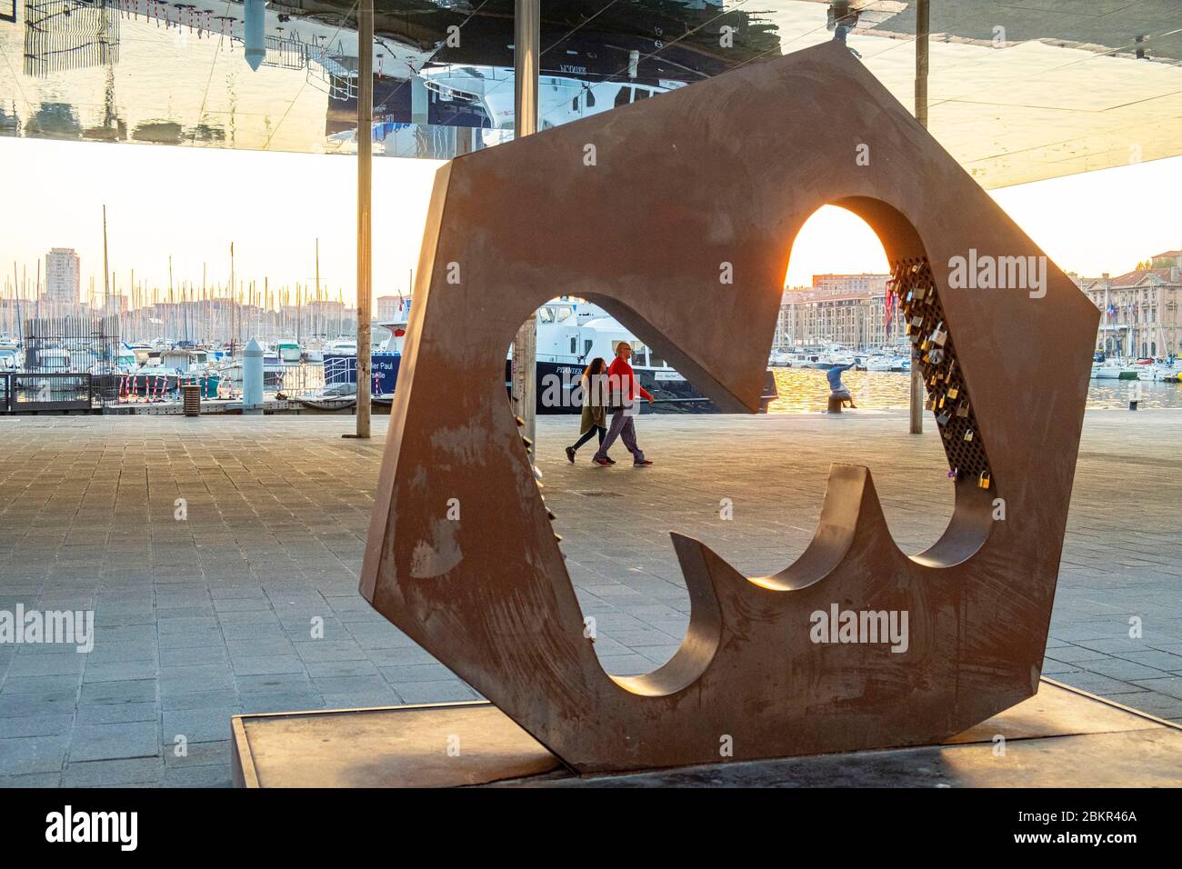 France, Bouches du Rhône, Marseille, Covid 19 ou confinement du coronavirus, Vieux Port, Quai de la Fraternite, l'Ombrière par l'architecte Norman Foster et M de Marseille Banque D'Images