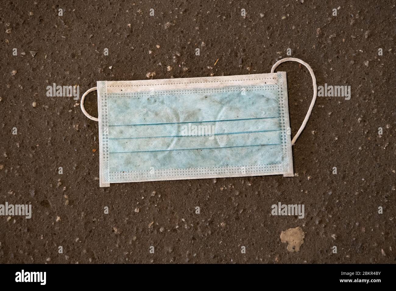Masque facial tombé dans la rue pendant la pandémie du coronavirus - Royaume-Uni Banque D'Images