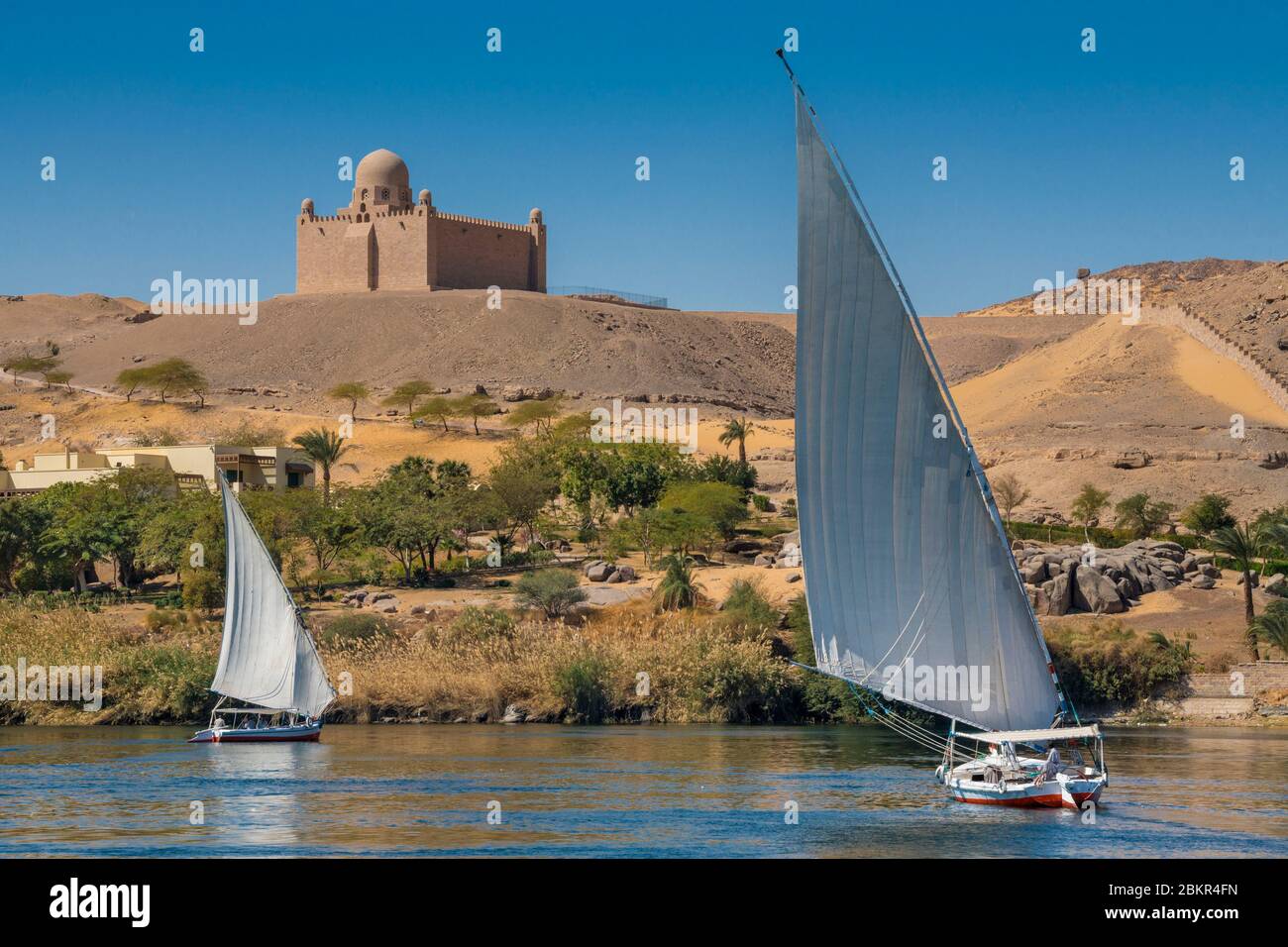Égypte, haute Égypte, près de l'île Elephanine, feloucca naviguant sur le Nil près du mausolée d'Aga Khan Banque D'Images