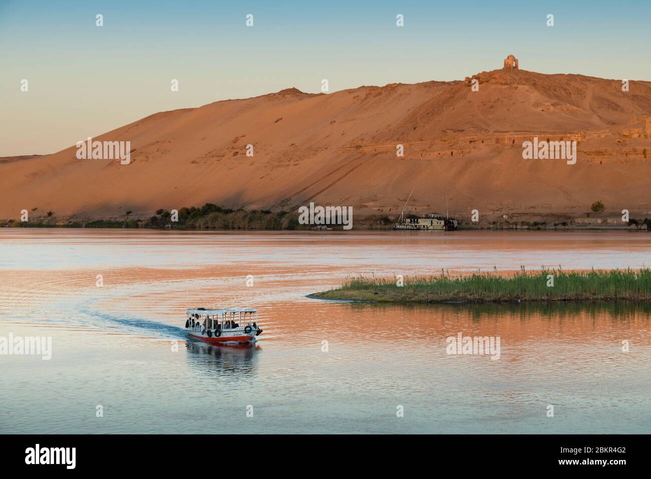 Égypte, haute Égypte, vallée du Nil, Assouan, bateau touristique sur le Nil avec le mausolée Aga Khan en arrière-plan Banque D'Images