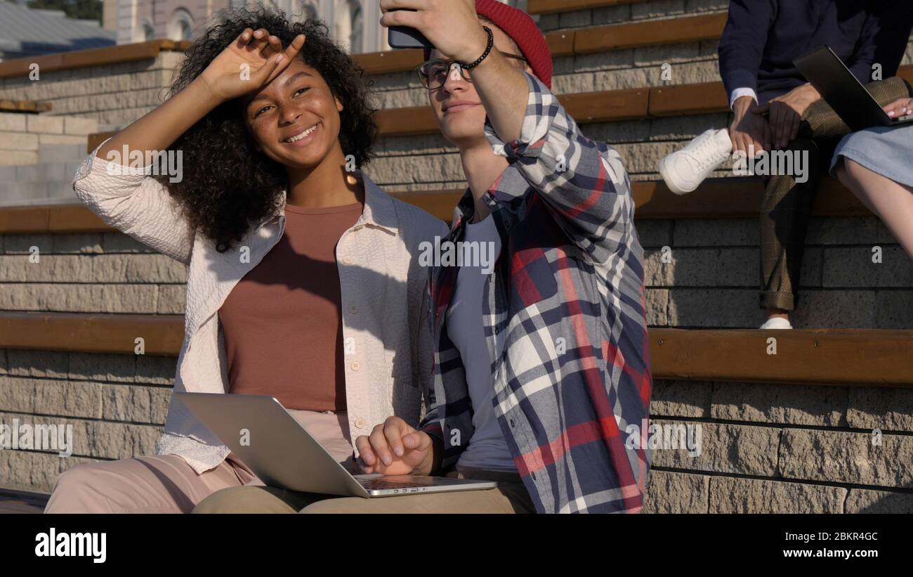 Couple adolescent souriant s'amuser, faire des photos de selfie sur intelligent Banque D'Images