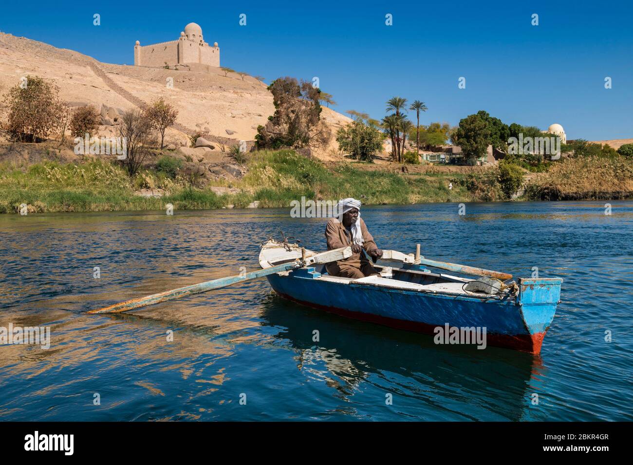 Égypte, haute Égypte, vallée du Nil, Assouan, pêcheur sur le Nil, mausolée d'Aga Khan à l'arrière Banque D'Images