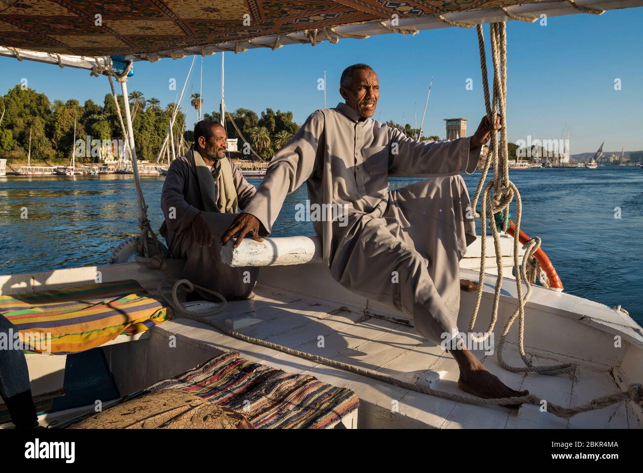 Égypte, haute Égypte, près de l'île d'Elephanine, marin sur un felouque naviguant sur le Nil Banque D'Images