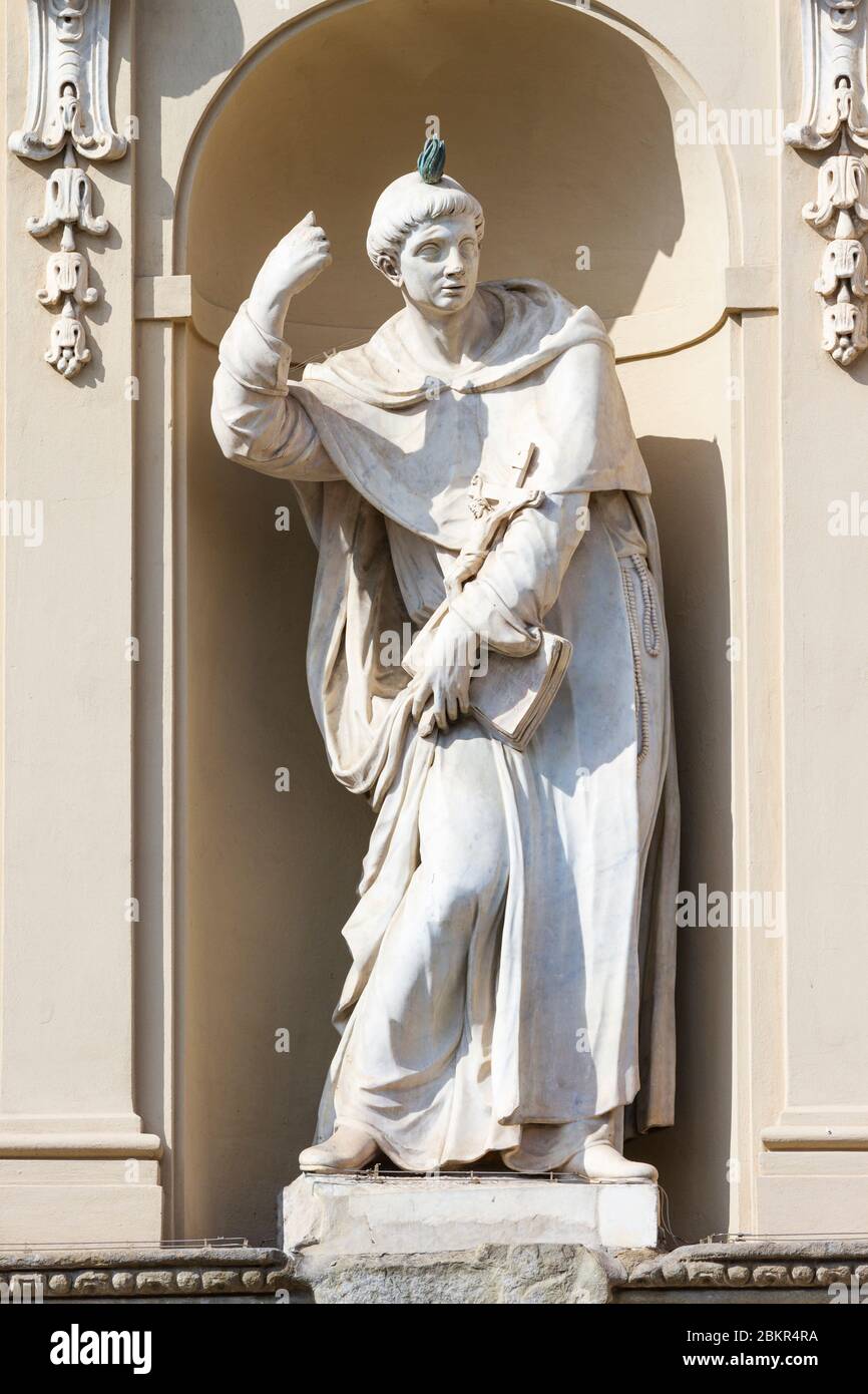 Une sculpture dans la niche de la façade de la basilique Saint-Marc, Florence, Italie. Banque D'Images