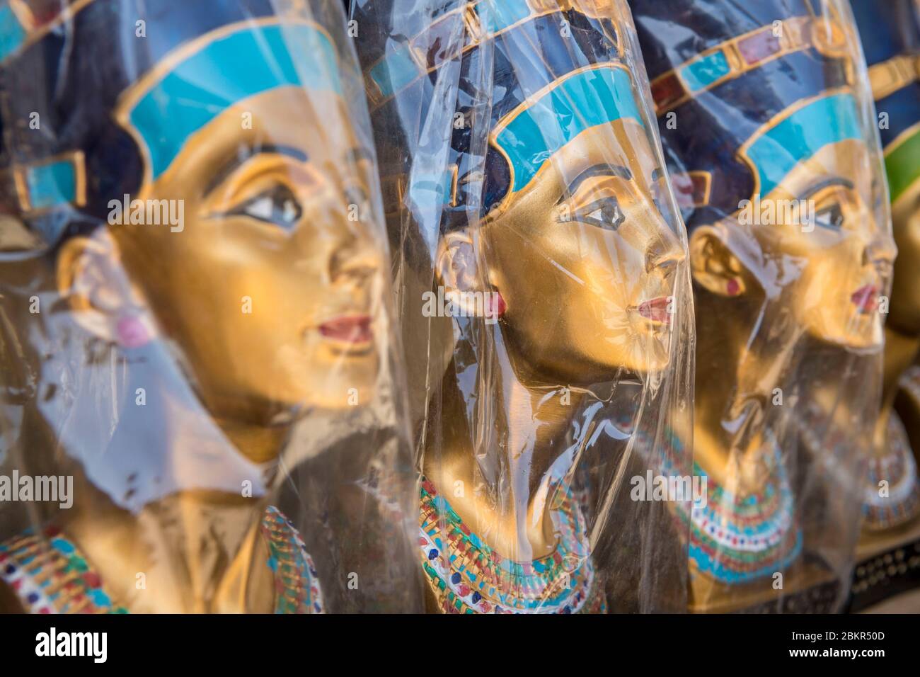 Egypte, le Caire, Gizeh, marché touristique sur le site des pyramides de Gizeh, souvenirs, plâtre représentant les pyramides Banque D'Images