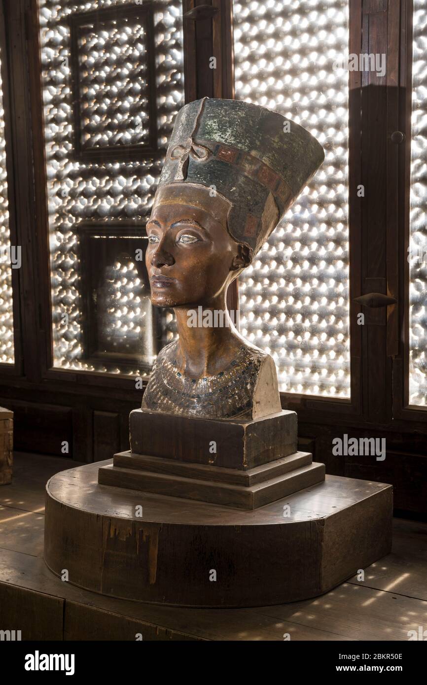 Égypte, le Caire, le Caire islamique, classé au patrimoine mondial de l'UNESCO, Musée Gayer-Anderson, réplique du buste de la reine Nefertiti, moucharabie Banque D'Images