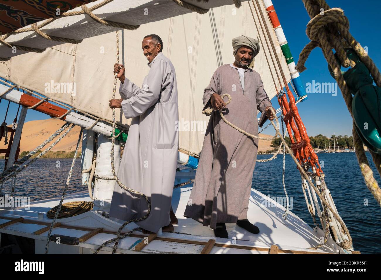 Égypte, haute Égypte, près de l'île d'Elephanine, marin sur un felouque naviguant sur le Nil Banque D'Images