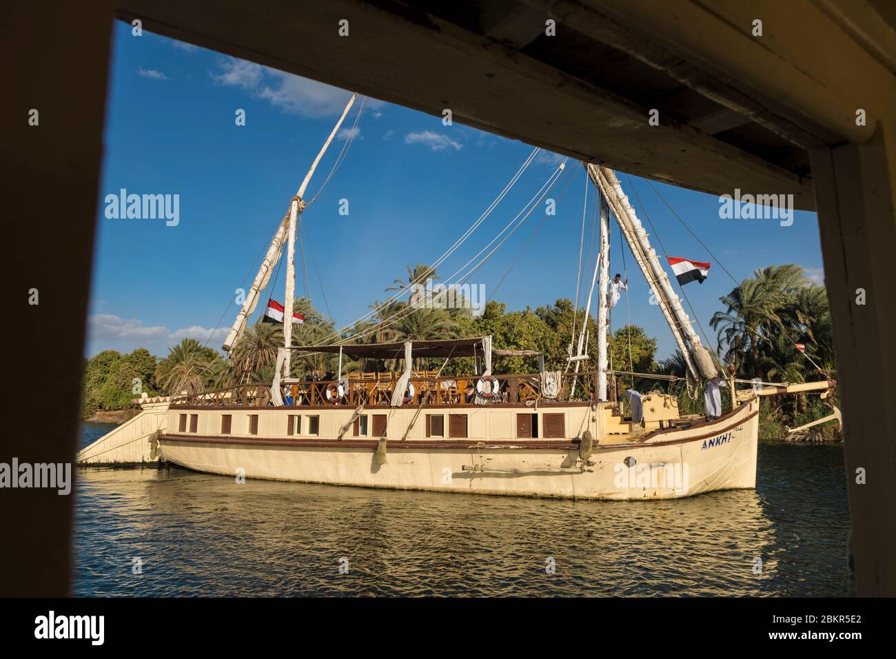 Égypte, haute Égypte, vallée du Nil, Esna, le dahabieh Ankh1 naviguant sur le Nil entre Louxor et Assouan Banque D'Images