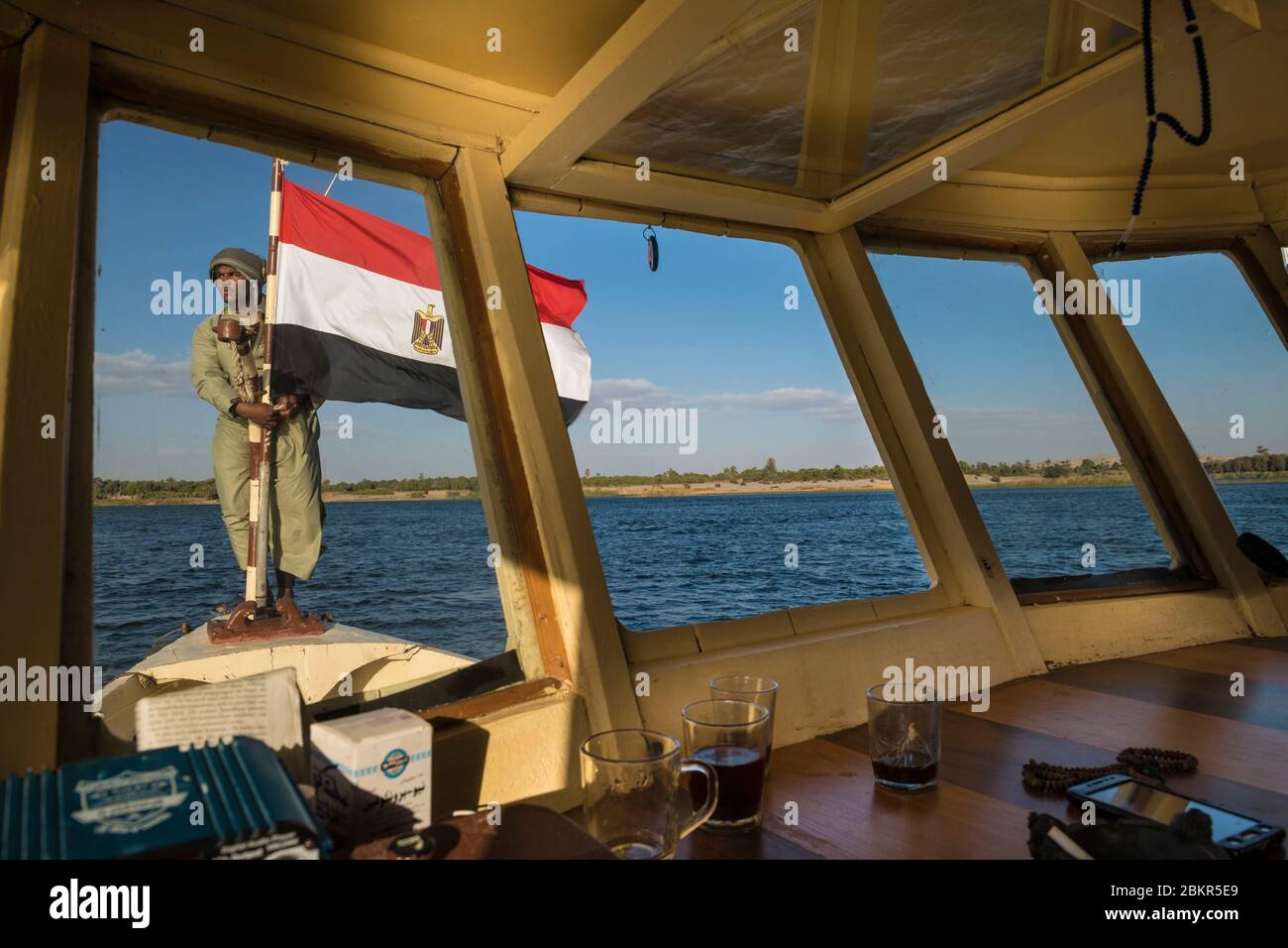 Égypte, haute Égypte, vallée du Nil, Esna, sur un bateau le Nil entre Louxor et Assouan, équipe avec un drapeau égyptien Banque D'Images