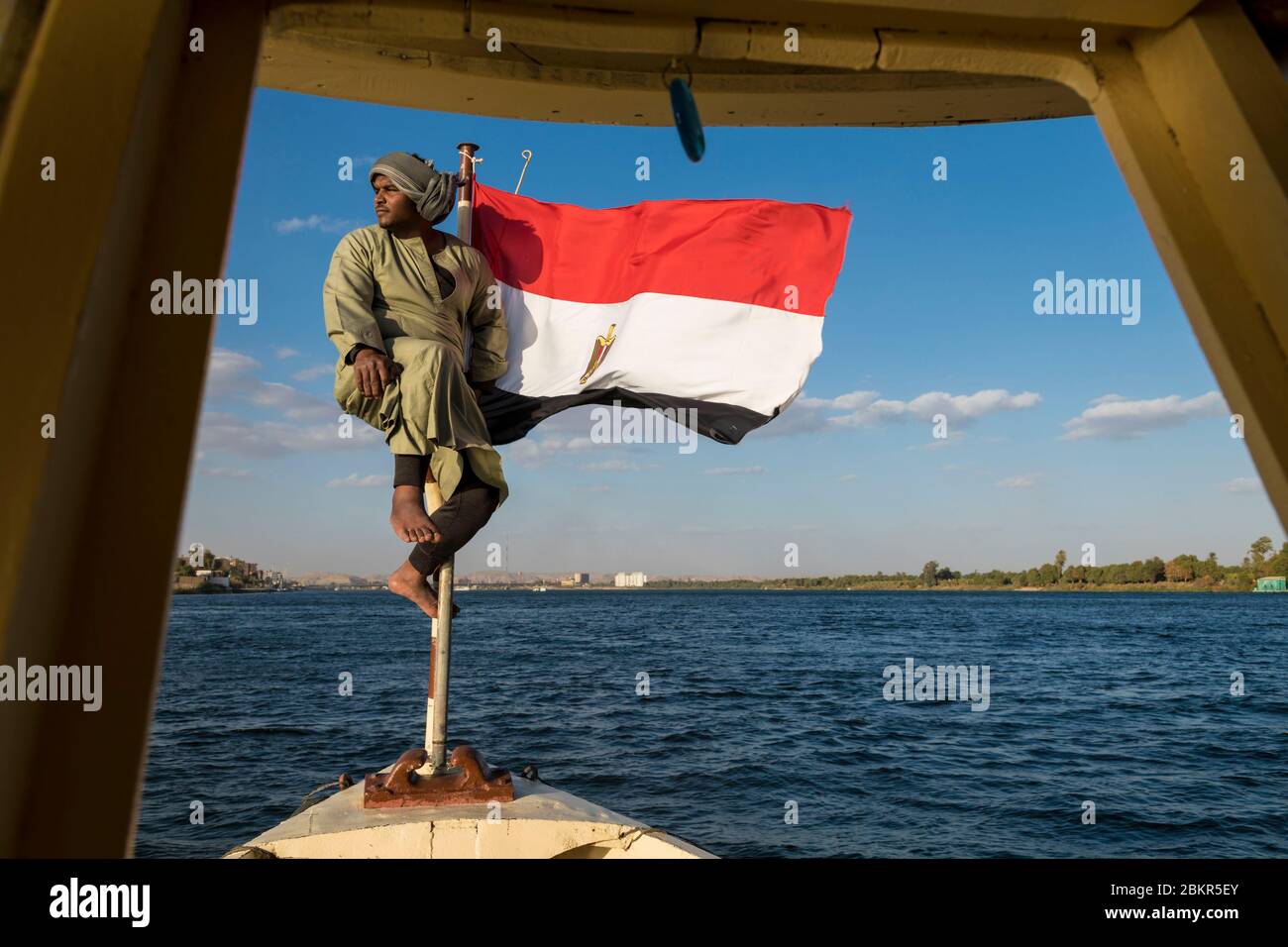 Égypte, haute Égypte, vallée du Nil, Esna, sur un bateau le Nil entre Louxor et Assouan, équipe avec un drapeau égyptien Banque D'Images