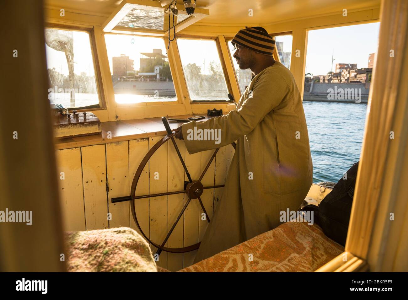 Égypte, haute Égypte, vallée du Nil, Esna, capitaine sur un bateau sur le Nil entre Louxor et Assouan, Banque D'Images