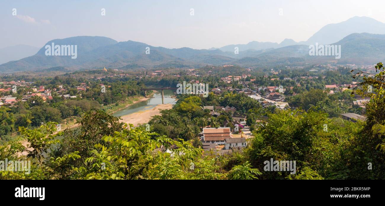 Laos, Luang Prabang classé patrimoine mondial de l'UNESCO, vue sur la ville depuis la colline de Phu si, Banque D'Images