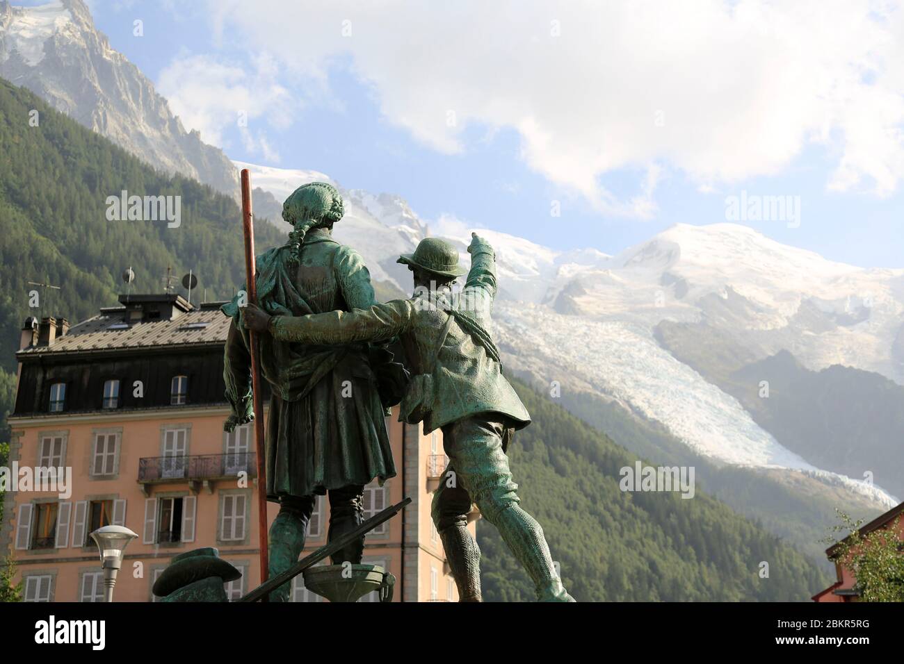 France, haute Savoie, Chamonix, statue du guide Jacques Balmat indiquant le sommet du Mont blanc (4810 m) à Horace B?n?dict de Saussee Banque D'Images