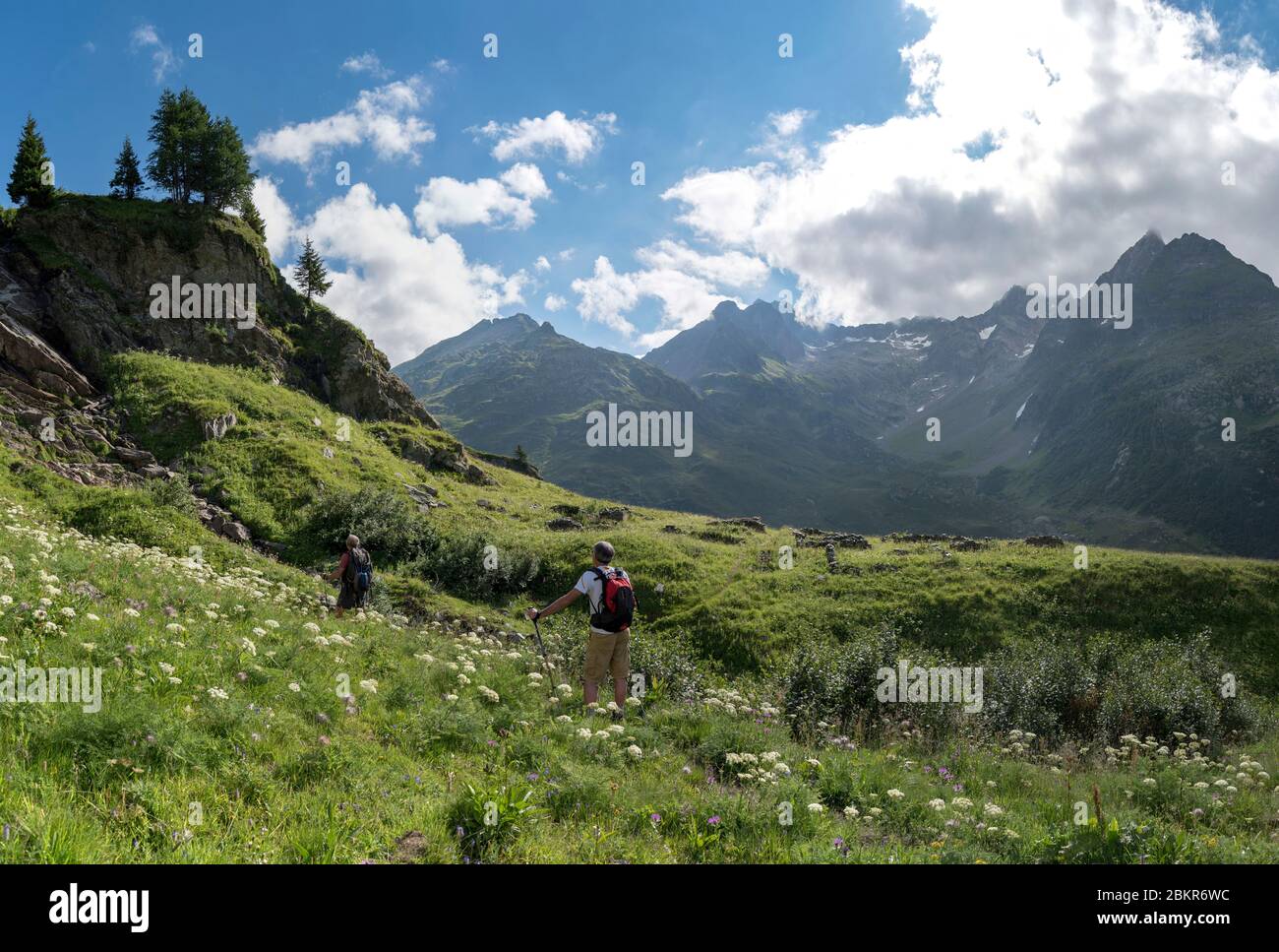 France, haute-Savoie (74), Passy, Plaine Joux, randonneurs grimpant vers le col de Salenton Banque D'Images