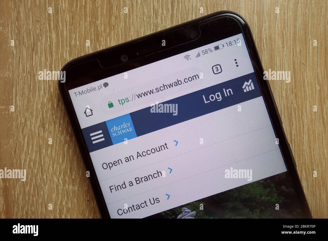 Site Web de Charles Schwab Corporation (www.schwab.com) affiché sur smartphone Banque D'Images