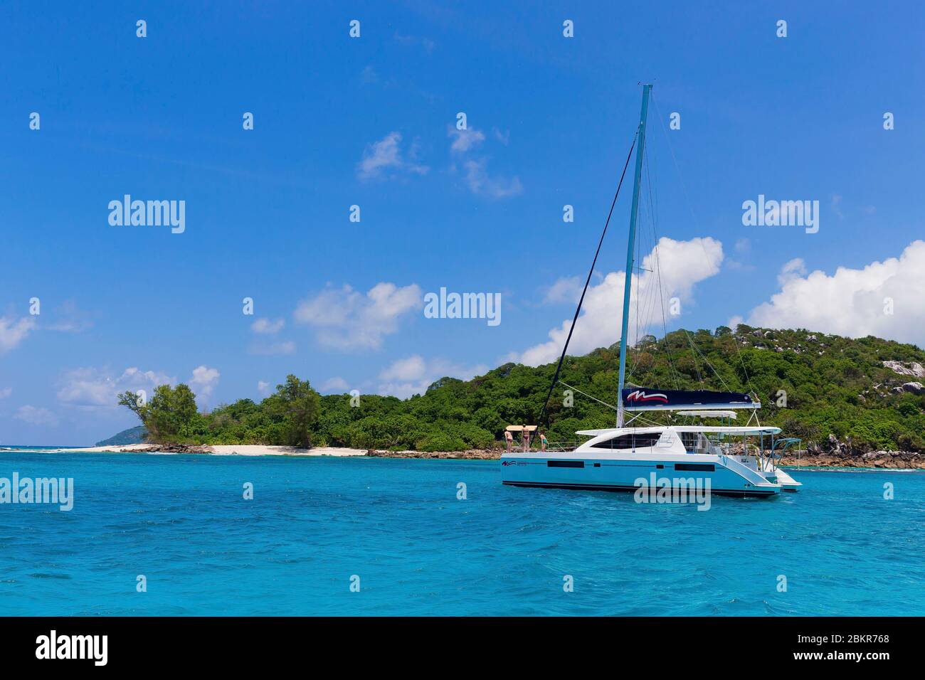 Seychelles, île Cousin, bateau à l'ancre sur l'eau turquoise Banque D'Images