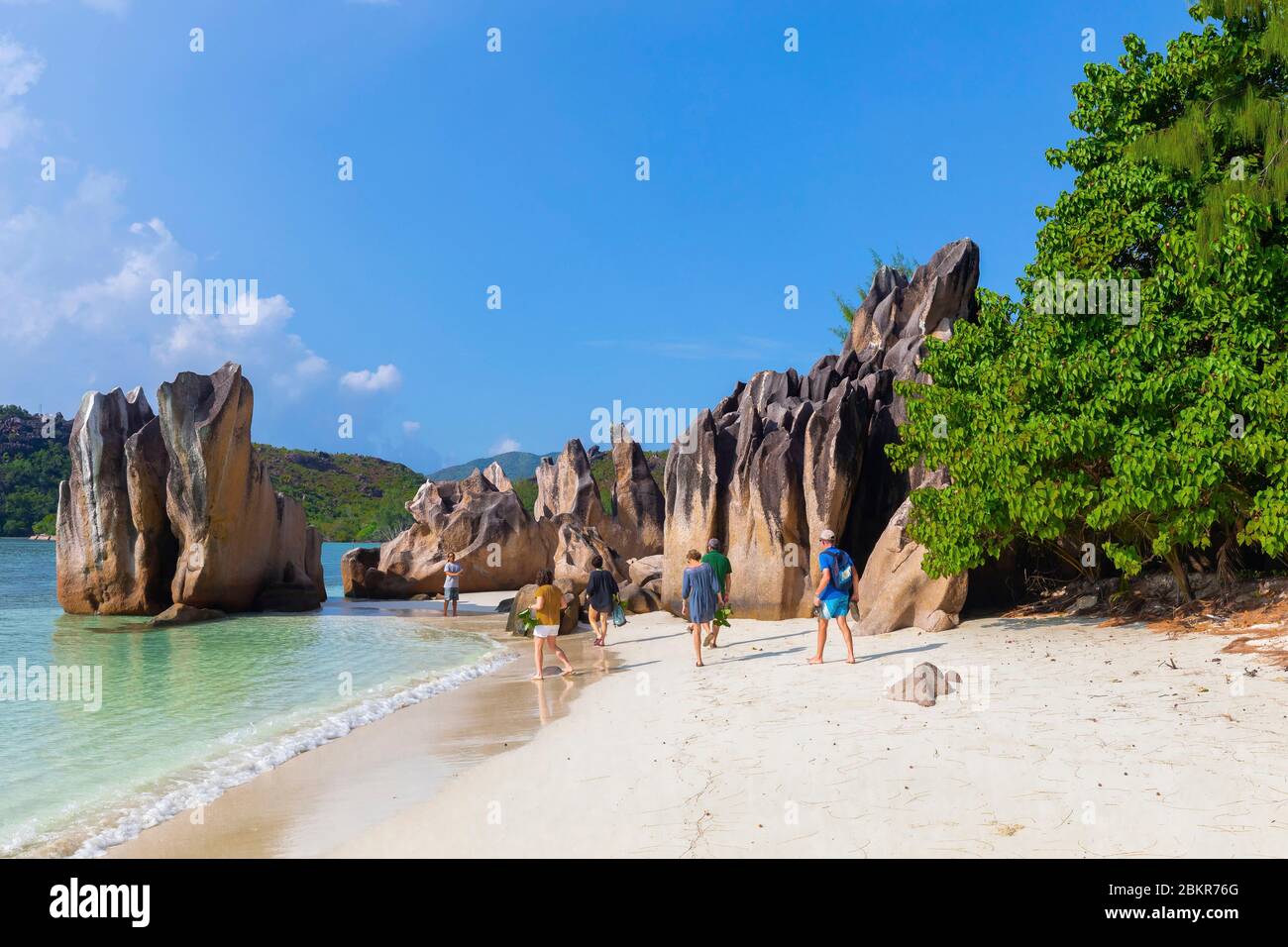 Seychelles, ile Curieuse, plage de la baie de Laraie et rochers granit Banque D'Images