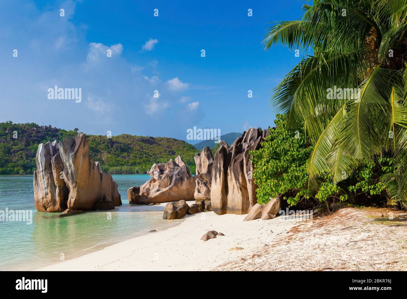 Seychelles, ile Curieuse, plage de la baie de Laraie et rochers granit Banque D'Images