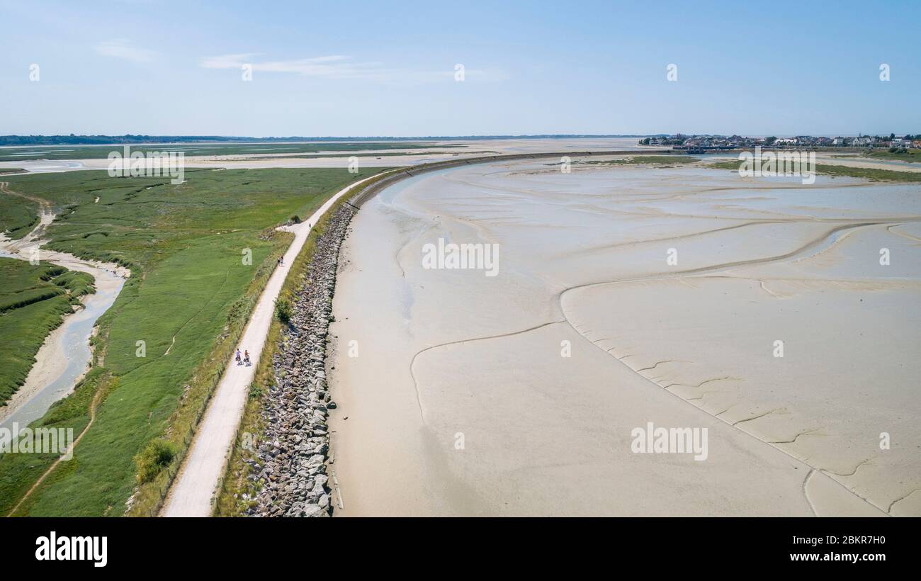 France, somme, le Crotoy, touristes cyclistes dans la Baie de somme le long de la route maritime du vélo (vue aérienne) Banque D'Images France, somme, le Crotoy, touristes cyclistes dans la Baie de somme le long de la route maritime du vélo (vue aérienne) Banque D'Images