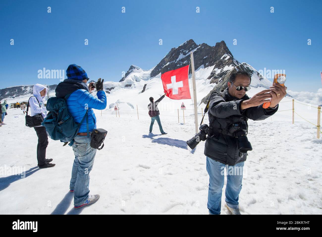Suisse, Oberland bernois, Interlaken, pass Jungfrau au sommet de l'Europe, séance photo improvisée par les Asiatiques sur le glacier, patrimoine mondial de l'UNESCO Banque D'Images
