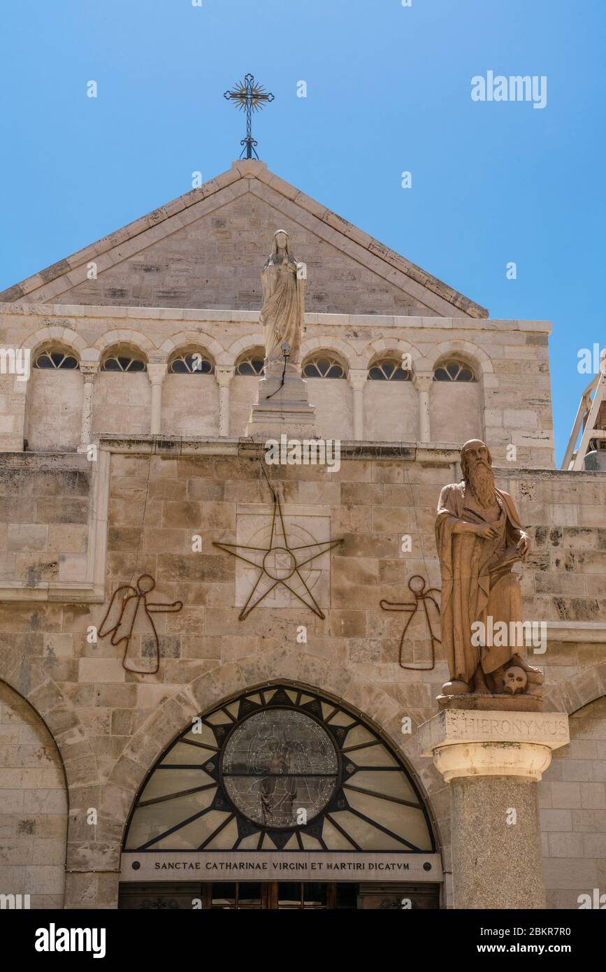 Palestine, Bethléem, l'église néo-gothique de Sainte-Catherine est adjacente à l'église de la Nativité à Bethléem et est administrée par l'église catholique romaine. Il est construit sur la grotte de Saint Jérôme qui a vécu dans la grotte tout en traduisant la Bible en latin. Cisjordanie occupée. Il a remplacé une série de monastères et de chapelles plus anciens sur le site. Banque D'Images