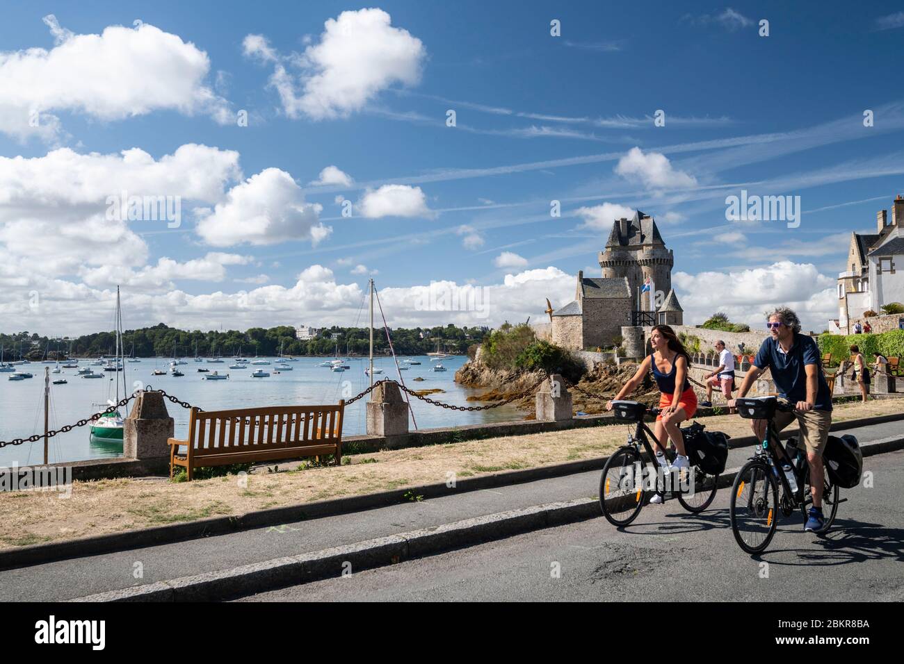 France, Ille-et-Vilaine, Saint-Malo, touristes cyclistes dans le quartier Saint-serviteur et la tour de Solidor, le long de la route maritime des vélos Banque D'Images