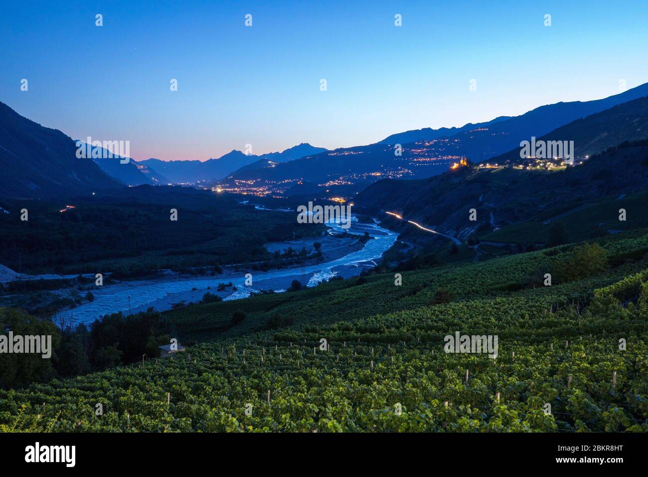 Suisse, canton du Valais, Leuk, Rhône et vignobles, commune de Varen et Sierre en arrière-plan Banque D'Images