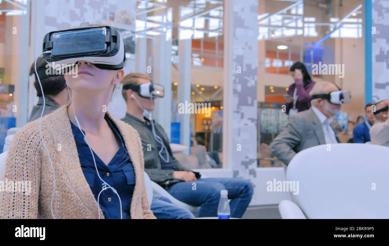 Groupe de personnes utilisant un casque de r alit virtuelle lors