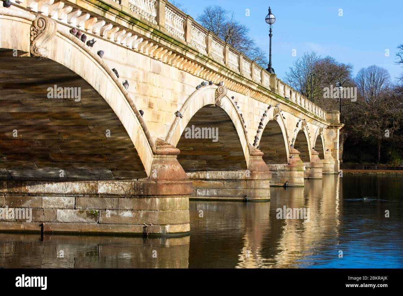 Le pont Serpentine, Kensington Gardens, Londres, Angleterre, Royaume-Uni. Banque D'Images