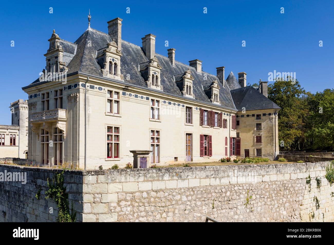 France, Maine et Loire, Vallée de la Loire classée au patrimoine mondial par l'UNESCO, Brez?, Brez? château, le château néo-gothique de Brez ? A la plus profonde douve sèche d'Europe, bâtiment principal construit au XIXe siècle comme une extension de l'aile Renaissance Banque D'Images