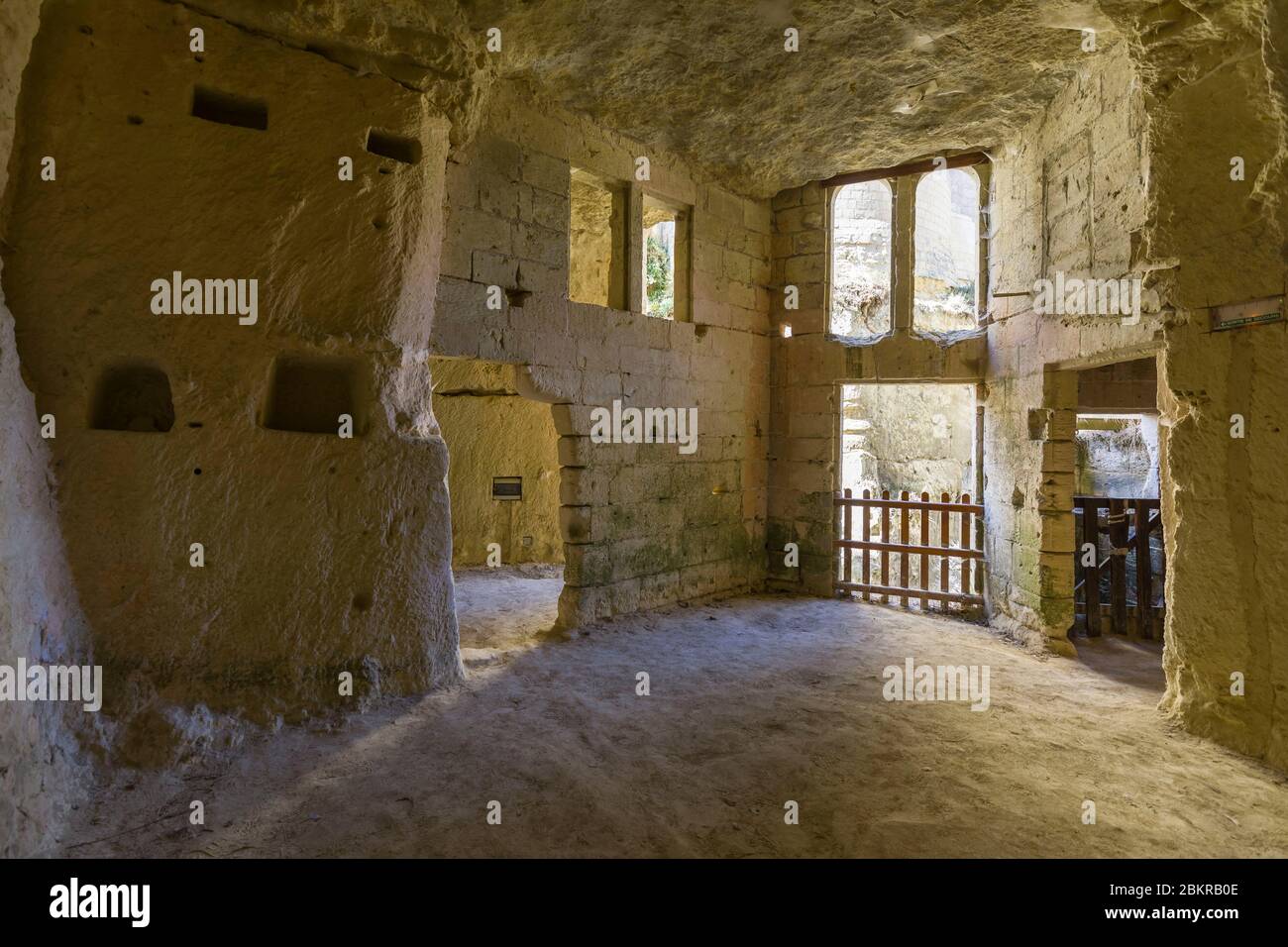 France, Maine et Loire, Vallée de la Loire classée au patrimoine mondial par l'UNESCO, Brez?, Brez? château, dans le fossé, une salle de circulation menant aux glacières, cette salle a été très dégradée par l'exploitation d'une carrière de tuffeau Banque D'Images