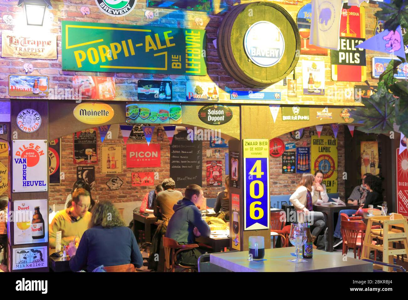 France, Loiret, Orléans, place de Loire, Delirium Cafe, bar proposant une sélection de 200 bières Banque D'Images
