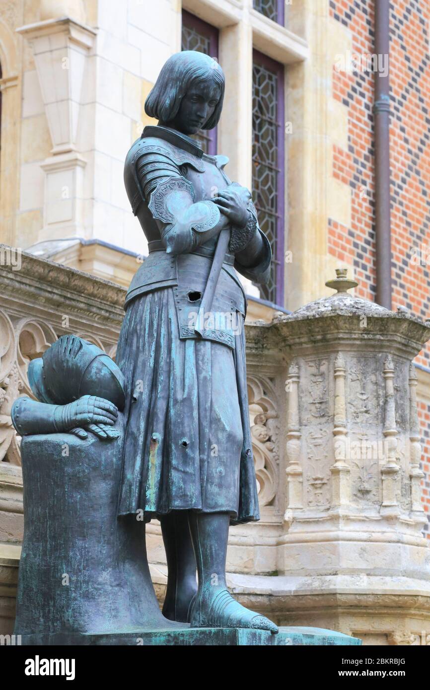 France, Loiret, Orléans, Groslot Hotel est un manoir du XVIe siècle de style Renaissance et conçu par l'architecte français Jacques Ier Androuet du Cerceau, La statue de Jeanne d'Arc, faite par la princesse Marie d'Orléans, date du milieu du XIXe siècle et porte encore des traces de balles reçues pendant la libération d'Orléans, en août 1944 Banque D'Images