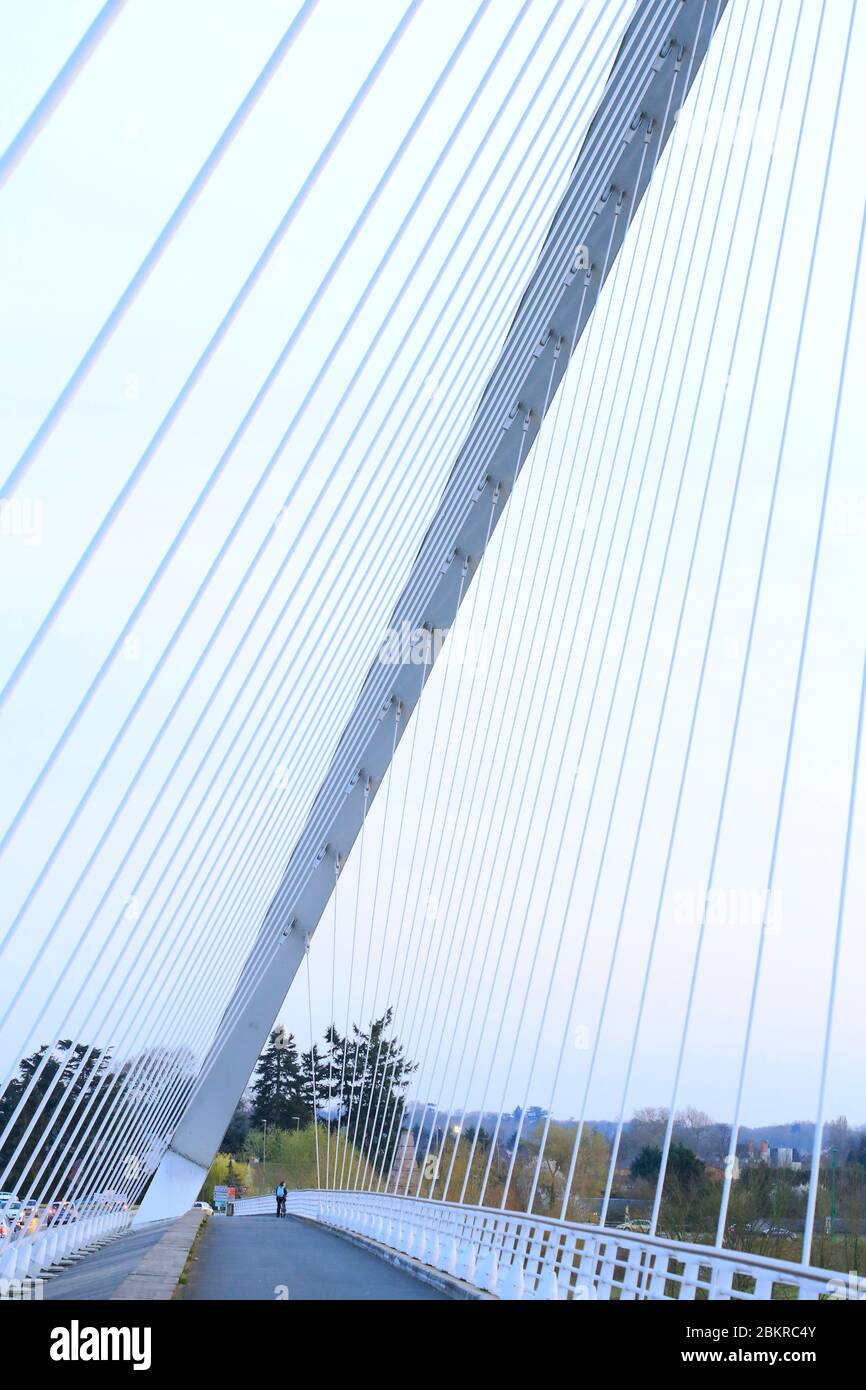 France, Loiret, Orléans, Loire, Pont de l'Europe (périmètre de la vallée de la Loire classée au patrimoine mondial par l'UNESCO), construit en 2000 par l'architecte Santiago Calatrava Banque D'Images