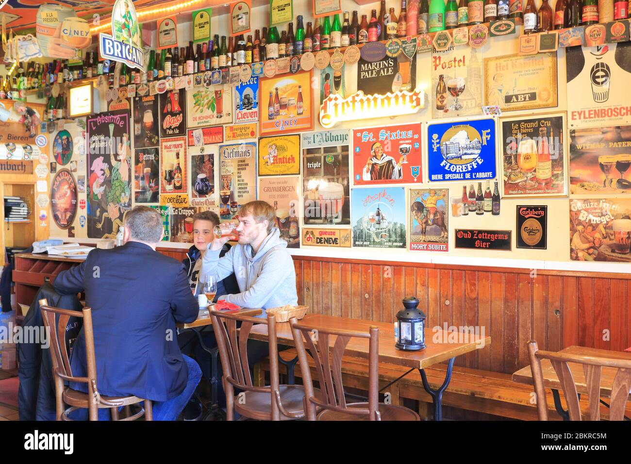France, Loiret, Olivet, bar à bière l'Absinthe, propose 270 bières du monde entier Banque D'Images