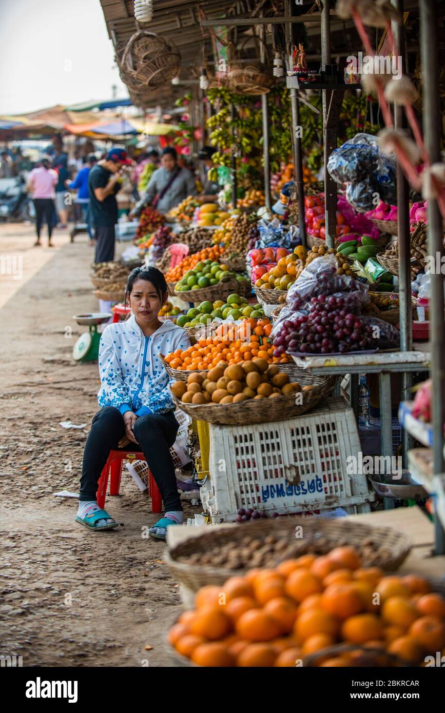 Cambodge, Siem Reap, vendeur de fruits sur le marché Banque D'Images