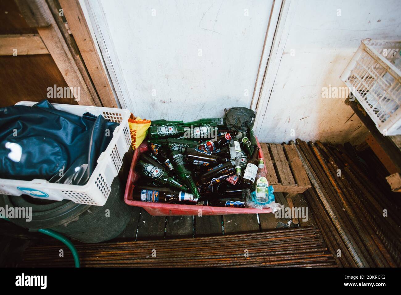 Semporna, Sabah, Malaisie - 26 avril 2020 - bouteille d'alcool Banque D'Images