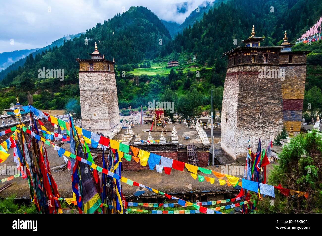 Chine, Tibet oriental, ou Kham, gorges de Gyarong, monastère de Milarepa et tours par Sirin Kar, ou Zengke en chinois, inspiré par la forêt de Pagode de Luoyang de Henan, haut lieu de Shaolin Banque D'Images