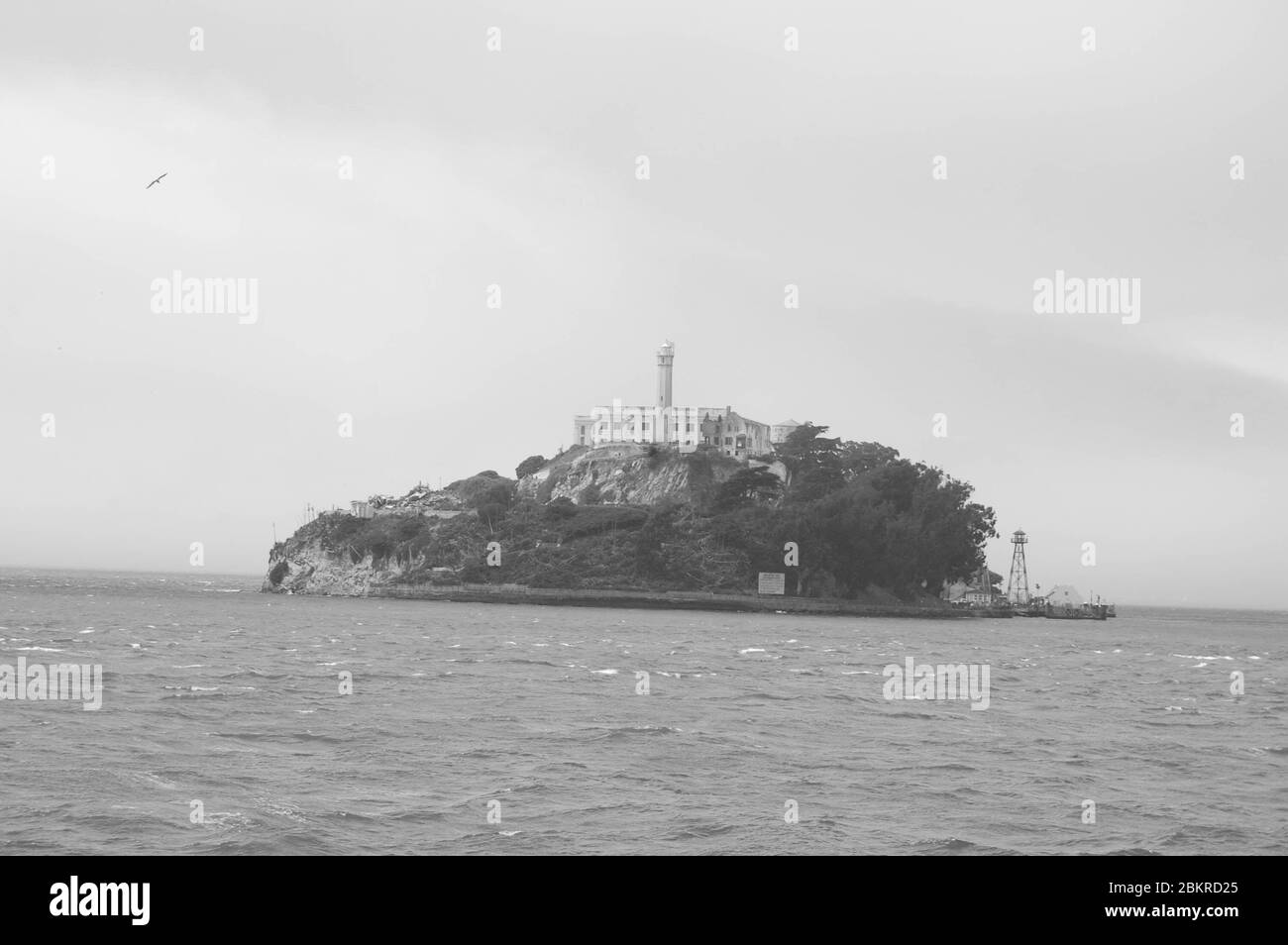 L'île d'Alcatraz baie de San Francisco histoire en noir et blanc historique de célèbres prisonniers de prison prisonniers condamnés s'échapper échapper des rochers de la tour pénitentiaire Banque D'Images