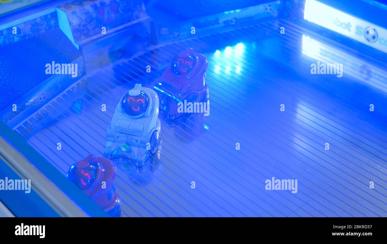 MOSCOU, RUSSIE - 30 juillet 2018 : Robostation - future exposition. Petits robots mignons jouant au football à l'exposition technologique. Concept robotique et futur Banque D'Images