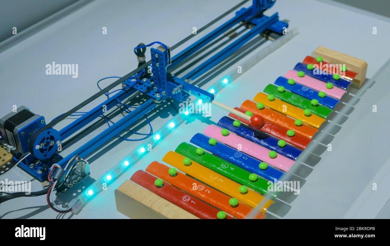 Robot playing sur xylophone coloré à l'exposition de la technologie. Avenir concept robotique et Banque D'Images