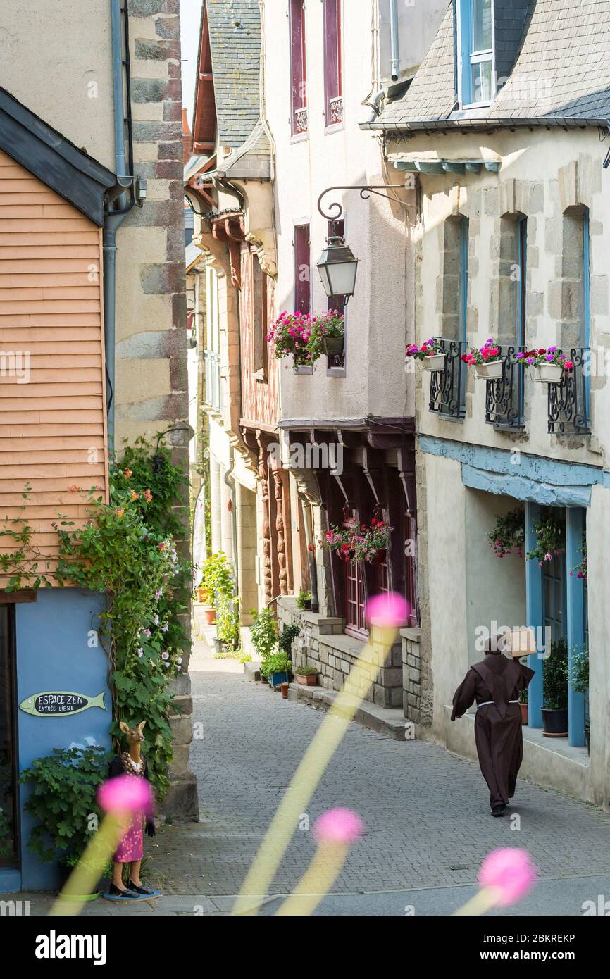 France, Morbihan, Josselin, moine dans la rue Olivier de Clisson Banque D'Images France, Morbihan, Josselin, moine dans la rue Olivier de Clisson Banque D'Images