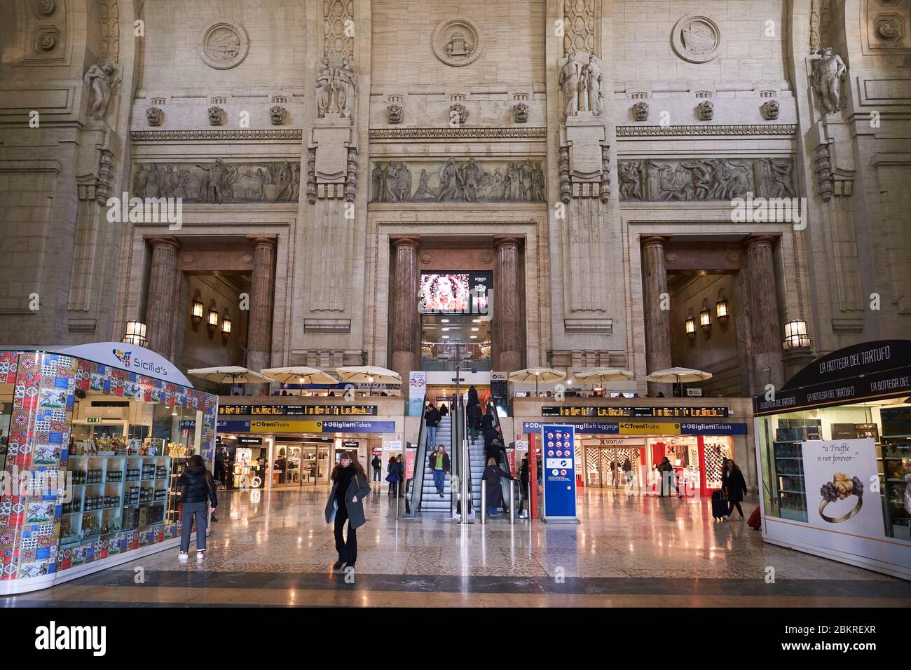 L'Italie, Lombardie, Milan, Piazza Duca d'Aosta, central station conçu par l'architecte Ulisse Mion et inauguré en 1931 Banque D'Images